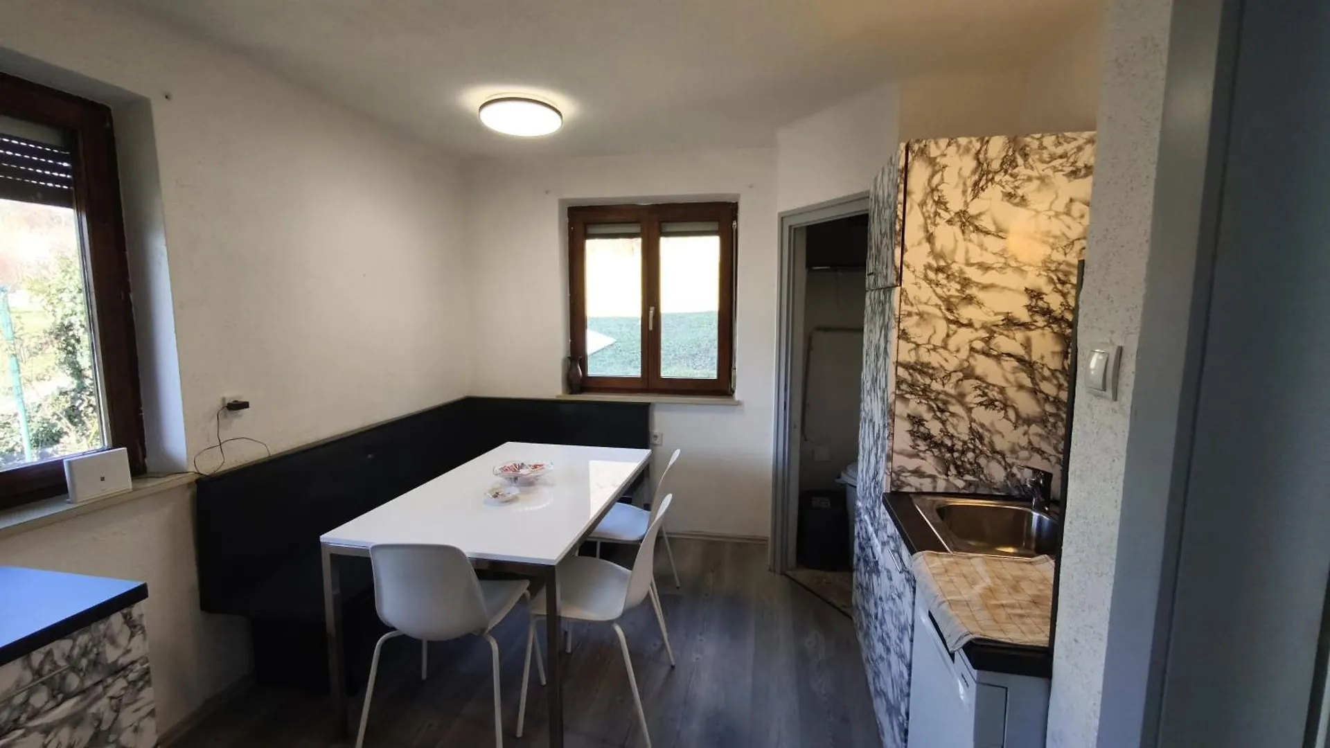 Cosy Room In Modern Flat Innsbruck Homestay